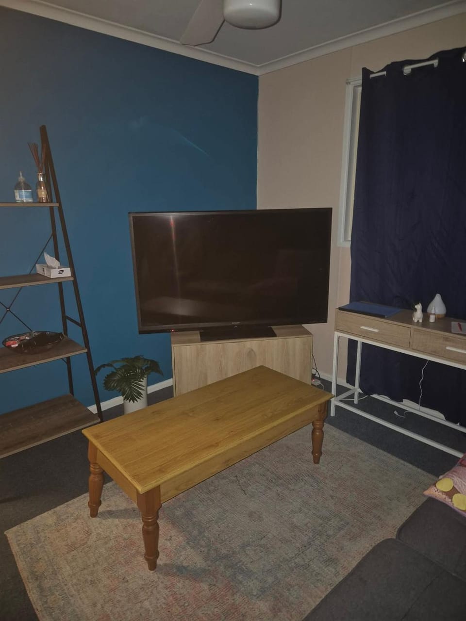 Cute comfy granny flat cabin style unit attached to my home Cabin in Singleton