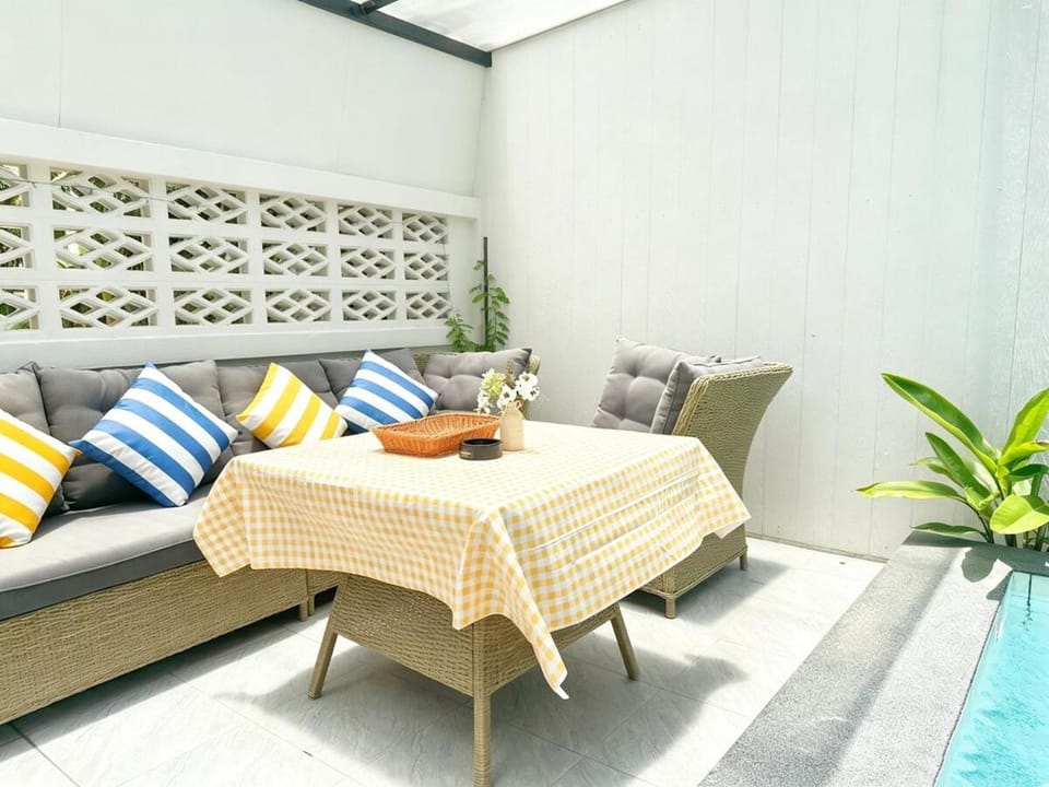 Seating area, Dining area, Swimming pool