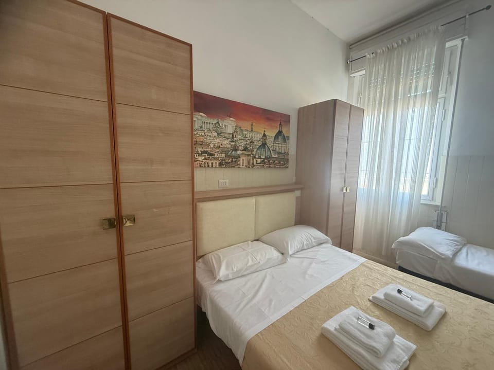 Bed, TV and multimedia, Photo of the whole room, Bedroom, towels