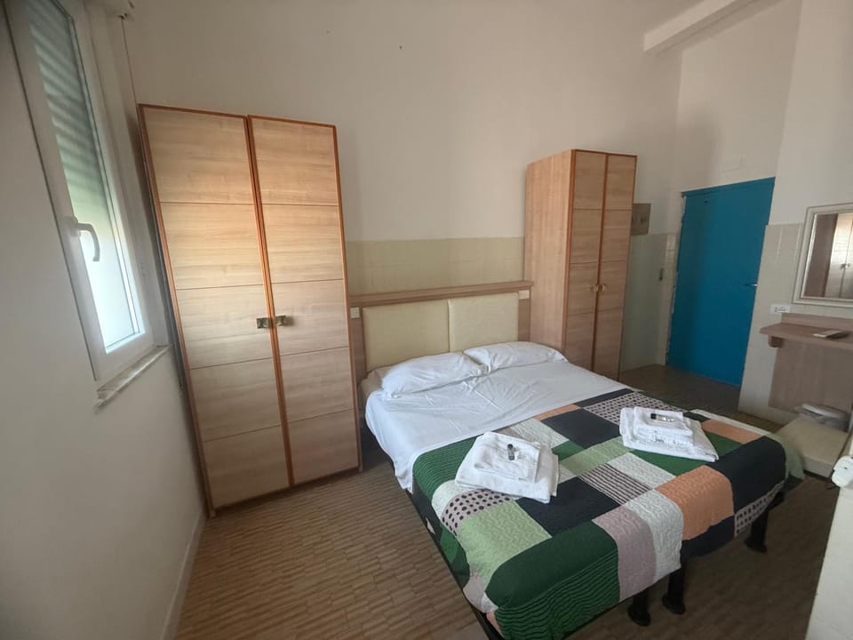 Photo of the whole room, Bedroom, wardrobe
