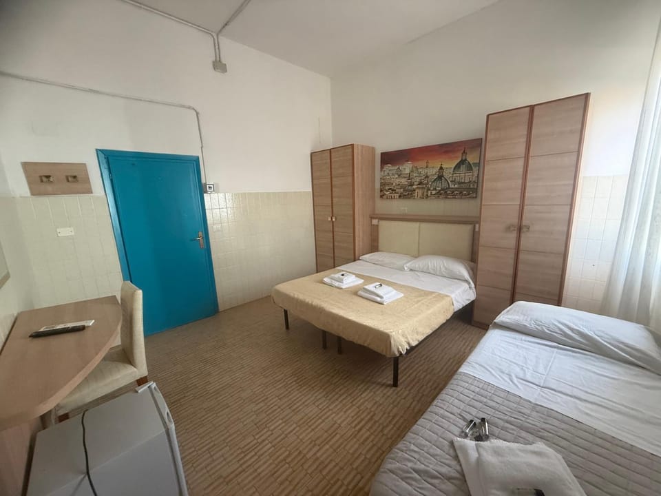 Toilet, Bed, Bathroom, TV and multimedia, Photo of the whole room, Bedroom