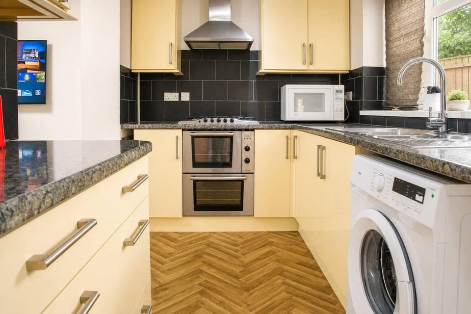 Whole Home Sleeps 8 in West Midlands House in Wolverhampton
