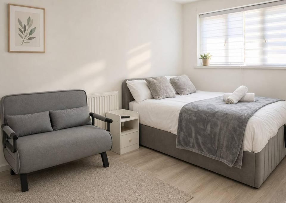 Whole Home Sleeps 8 in West Midlands House in Wolverhampton