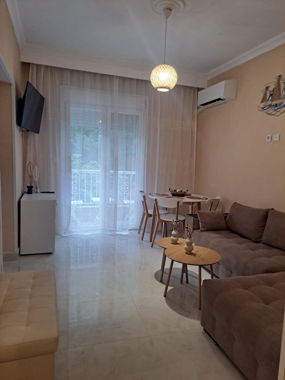 TV and multimedia, Living room, Seating area, Dining area, air conditioner