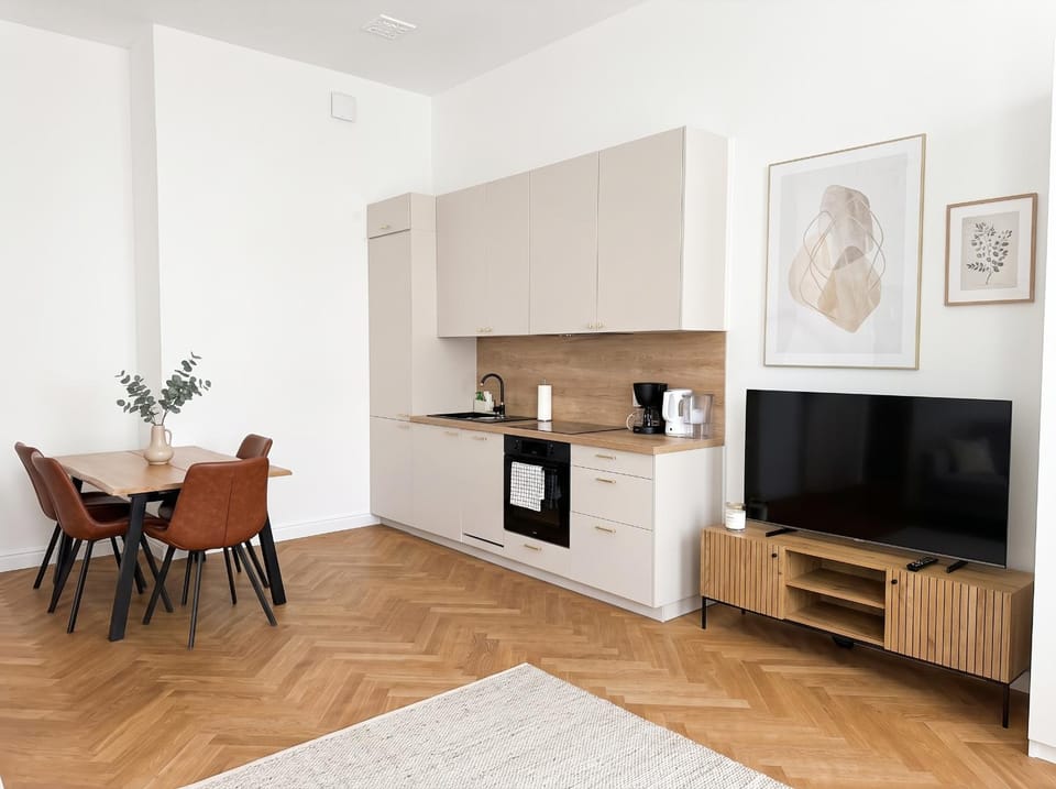 TV and multimedia, Coffee/tea facilities, Kitchen or kitchenette, Living room, Seating area, Dining area, pet friendly, stove