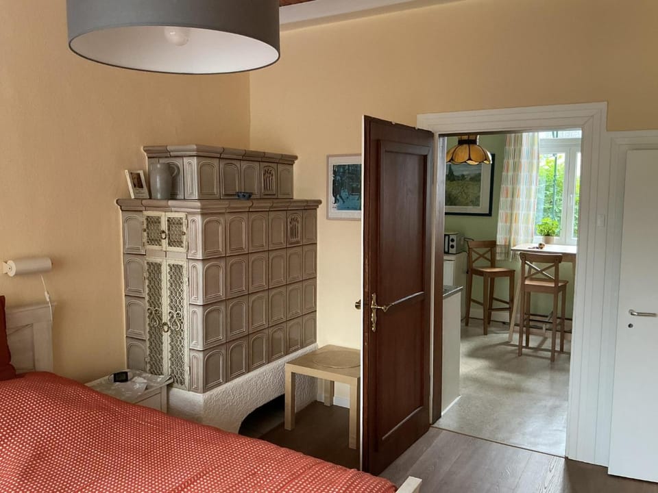 Photo of the whole room, Dining area, Bedroom, oven