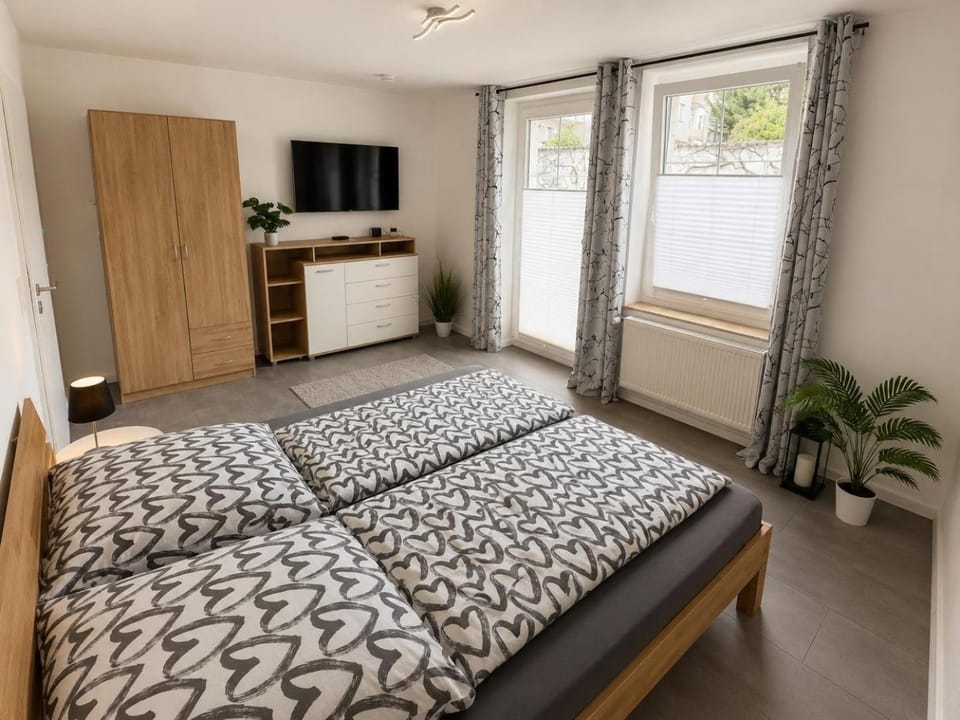 Bed, TV and multimedia, Bedroom, wardrobe