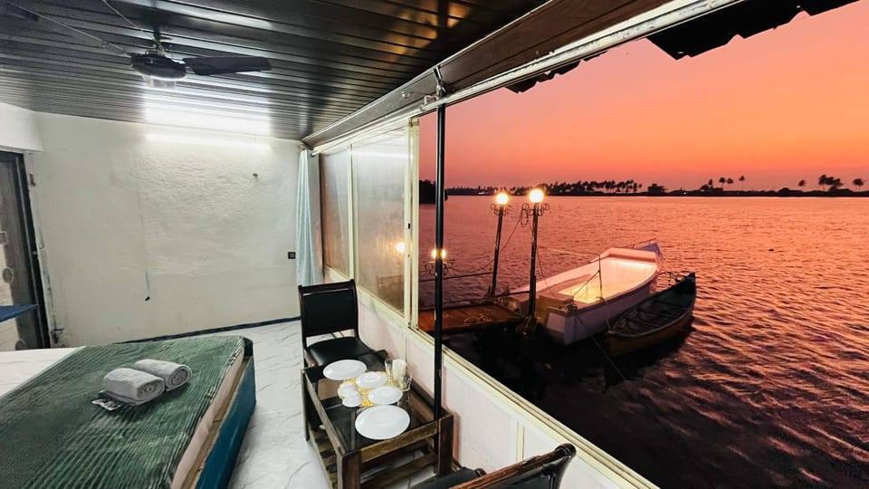 Patio, Bed, Natural landscape, Activities, View (from property/room), Balcony/Terrace, Photo of the whole room, Bedroom, River view, Sunrise, Sunset, towels