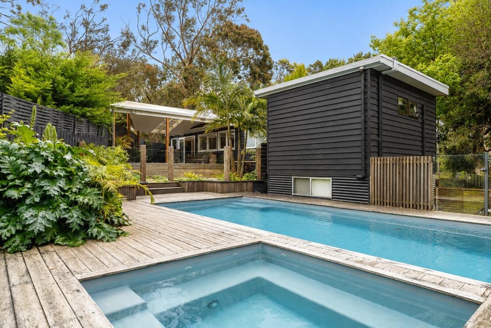 Island Escape with Pool and Heated Spa House in Cowes
