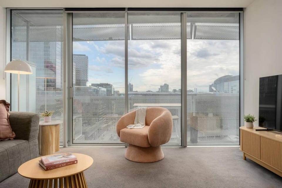 Downtown Stylish Apartment Pool Gym Parking Apartment in Melbourne