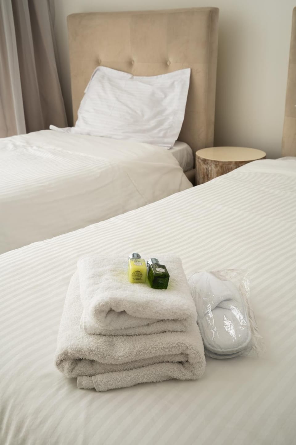 Bed, towels