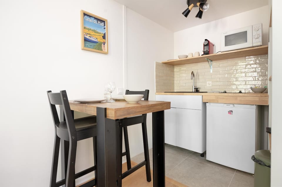 Kitchen or kitchenette, Dining area, stove