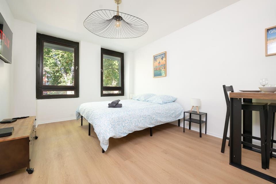 Bed, Photo of the whole room, Dining area, Bedroom