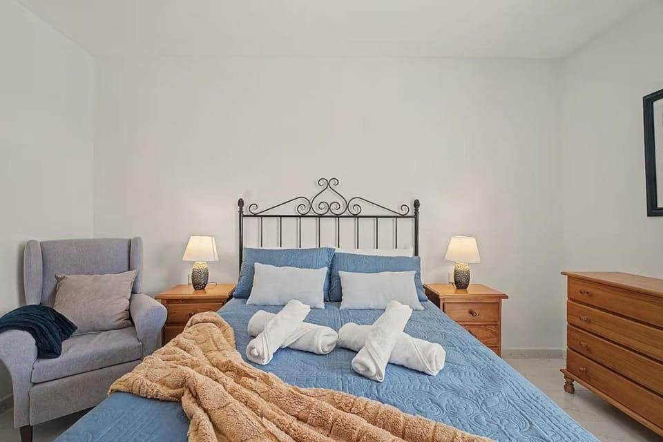 Bed, Bedroom, towels