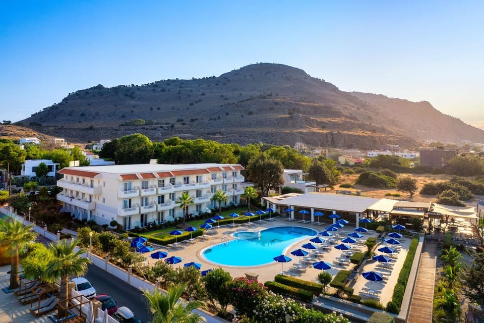 Property building, Nearby landmark, Bird's eye view, Pool view, Swimming pool, Parking
