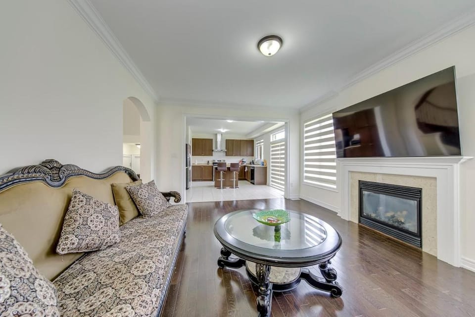 Executive 4BR Home Jacuzzi Fireplace Office Villa in Brampton