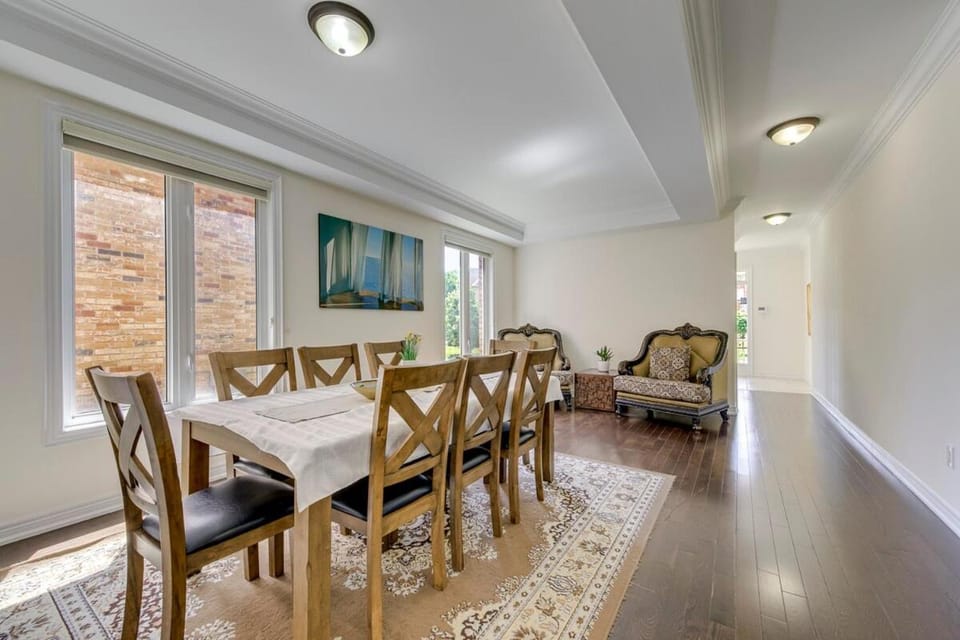 Executive 4BR Home Jacuzzi Fireplace Office Villa in Brampton