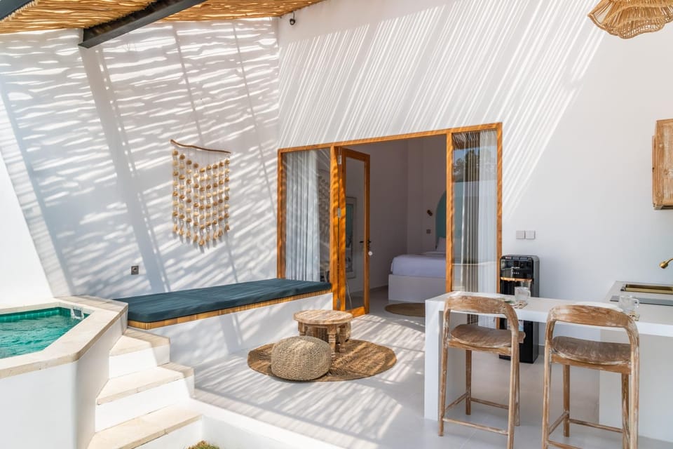 Seating area, Dining area, Swimming pool