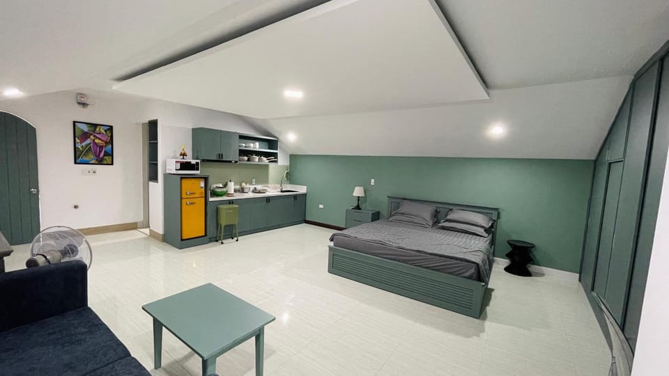 Kitchen or kitchenette, Living room, Seating area, Dining area