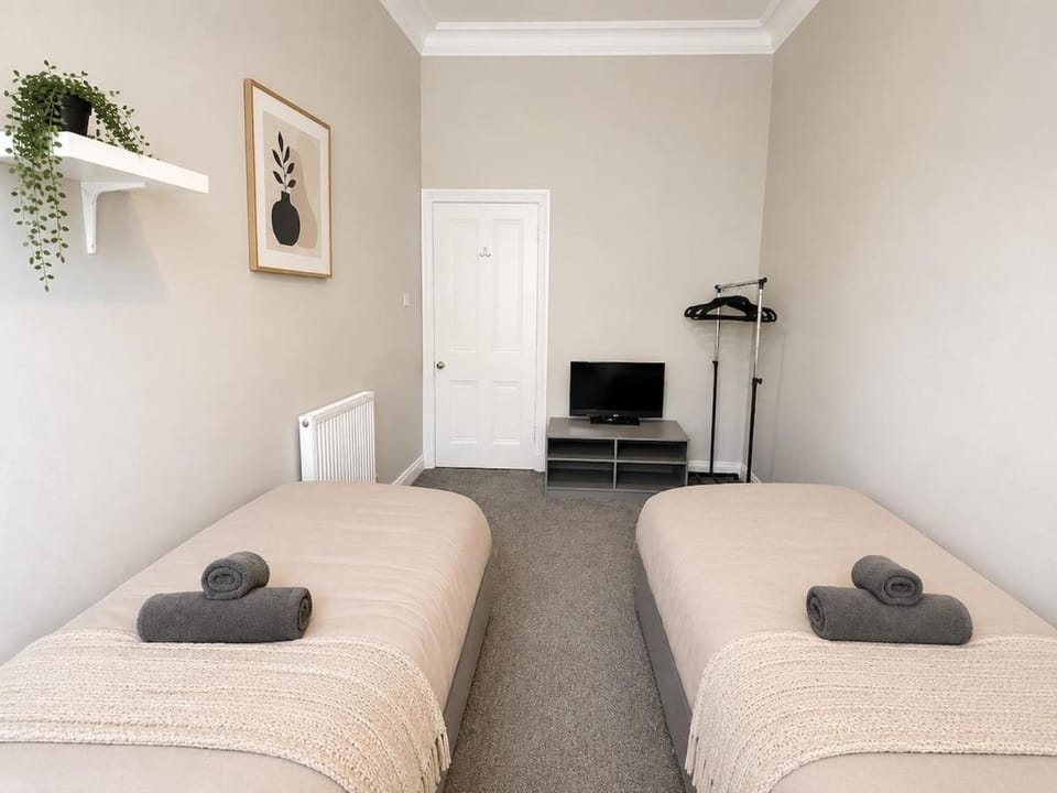 6 Bed, Free Parking, Fully Renovated Apartment Apartment in Glasgow