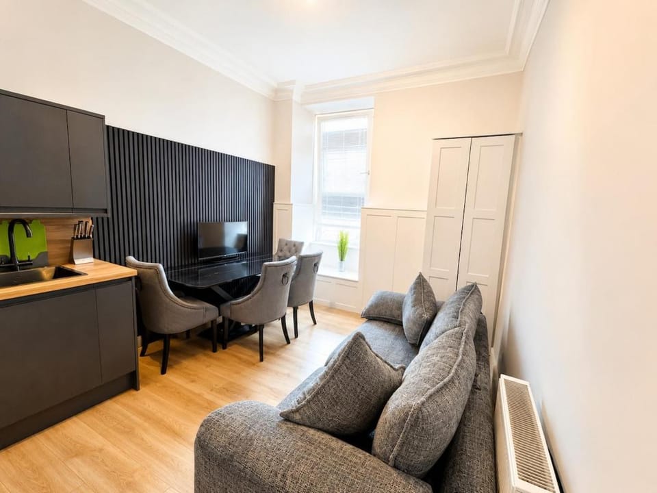 6 Bed, Free Parking, Fully Renovated Apartment Apartment in Glasgow