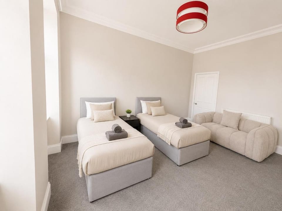 6 Bed, Free Parking, Fully Renovated Apartment Apartment in Glasgow