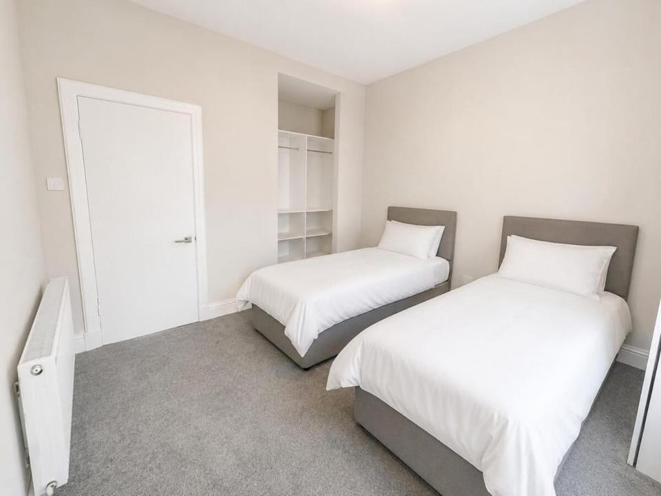 4 Bed, Free Parking, Near City Centre Apartment in Glasgow