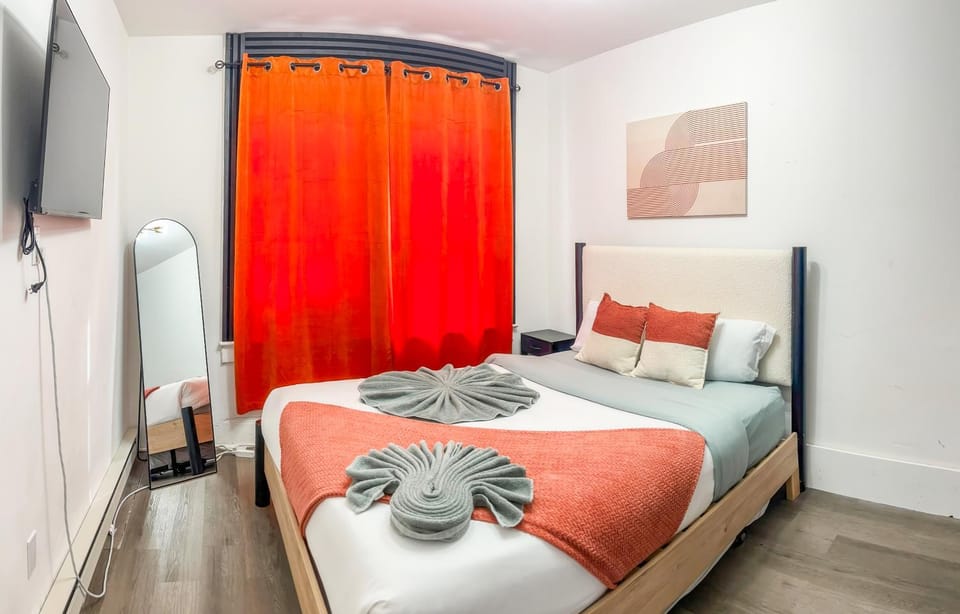 Photo of the whole room, Bedroom