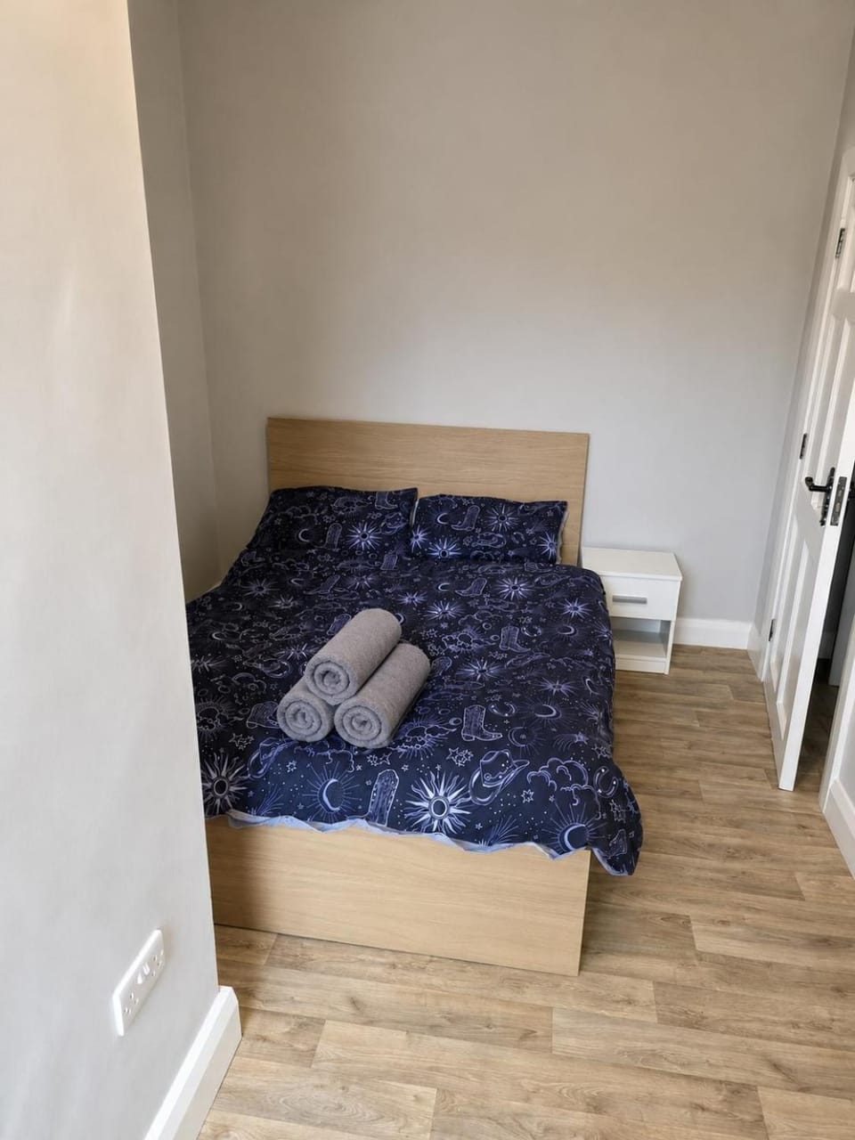 Bed, Photo of the whole room, Bedroom, towels