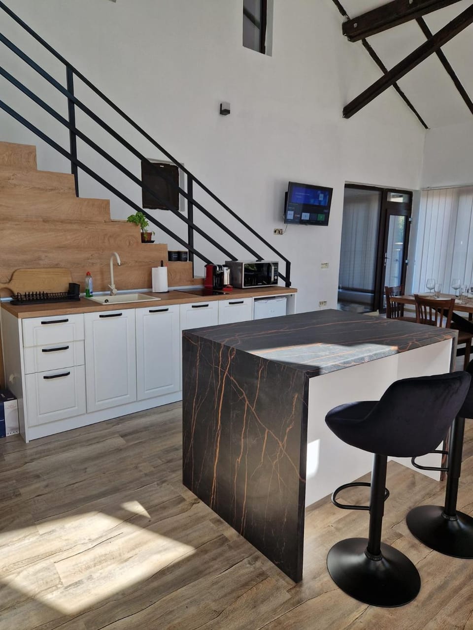 TV and multimedia, Kitchen or kitchenette, Living room, Seating area