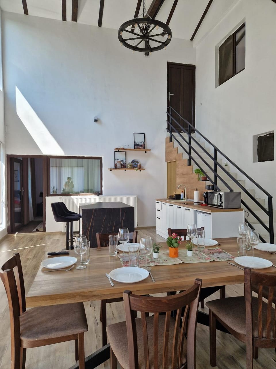 Living room, Food and drinks, Seating area, Dining area