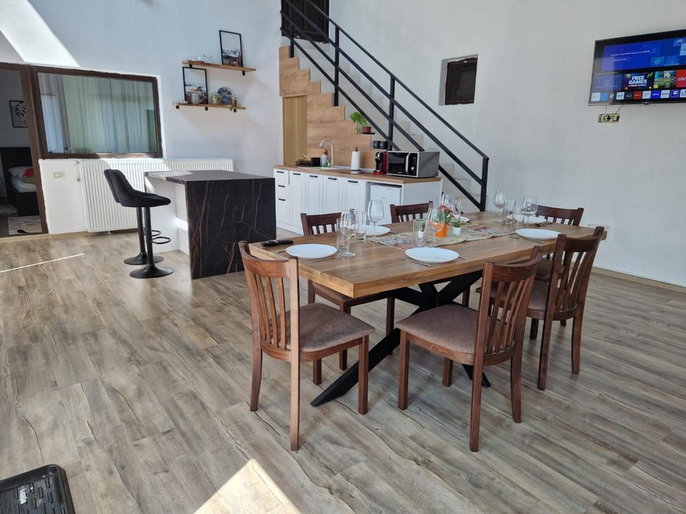 TV and multimedia, Seating area, Dining area