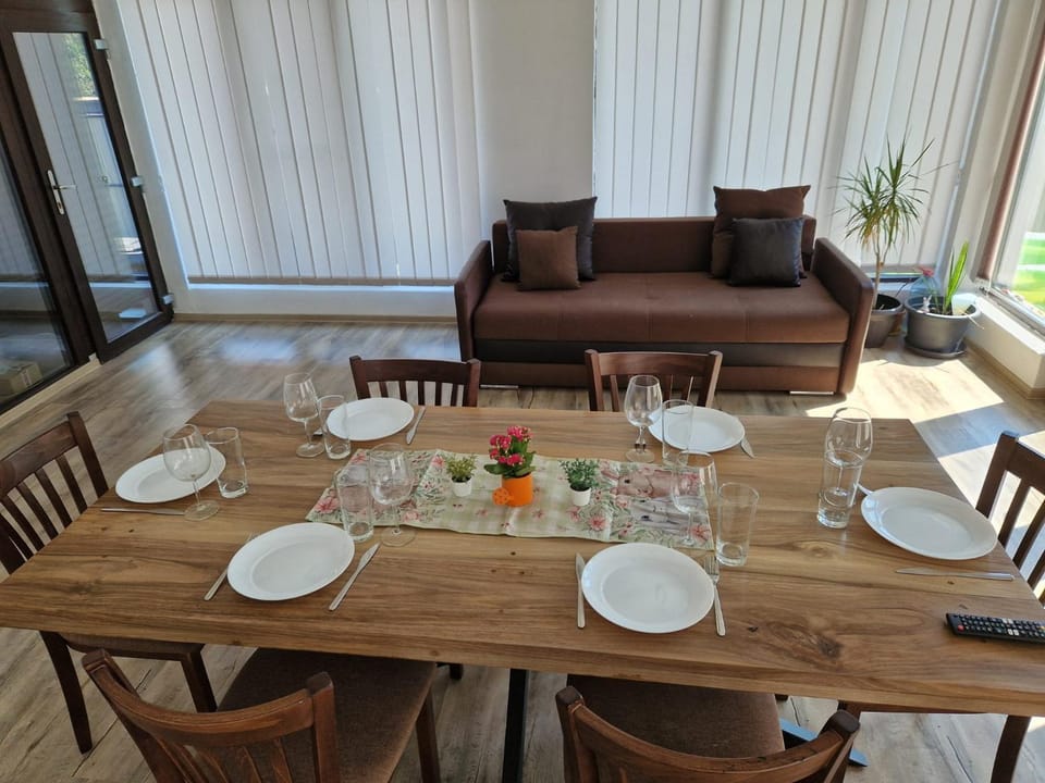 Seating area, Dining area