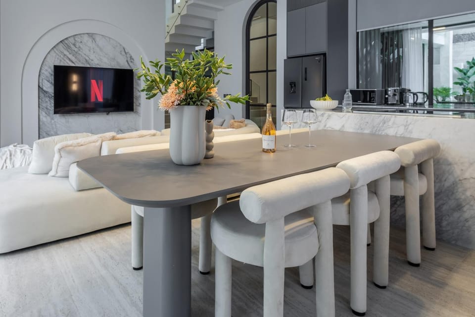 TV and multimedia, Living room, Seating area, Dining area