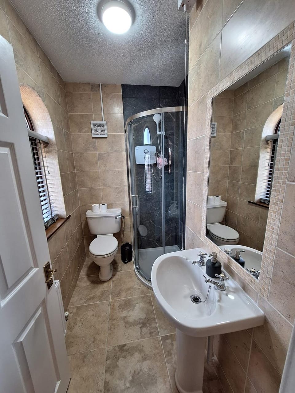 Shower, Toilet, Bathroom, bidet, towels