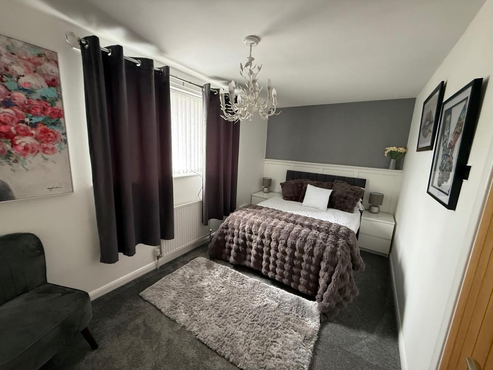 Bed, Living room, Seating area, Bedroom