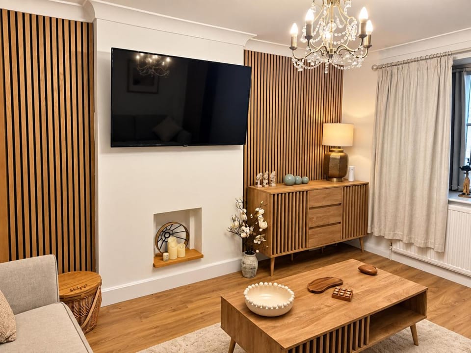 House Sleeps 4 with Parking and Garden House in Scunthorpe