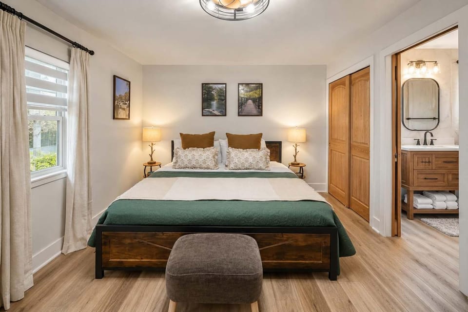 Modern Nature Retreat Spa & Pit Close to Detroit House in Southfield