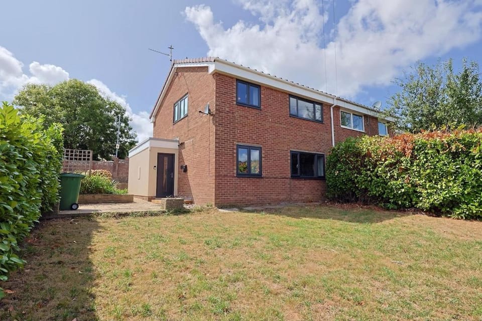Stylish & Spacious Cardiff Home Sleeps 6-10 House in Cardiff