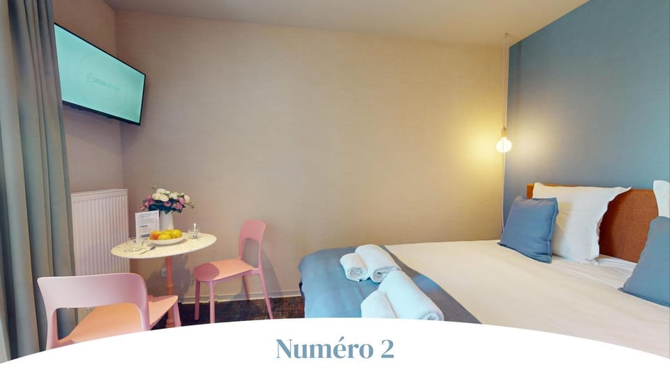 Bed, TV and multimedia, Photo of the whole room, Bedroom