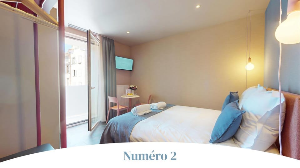 Bed, TV and multimedia, Photo of the whole room, Bedroom
