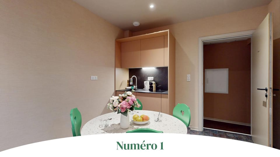 Kitchen or kitchenette, Dining area