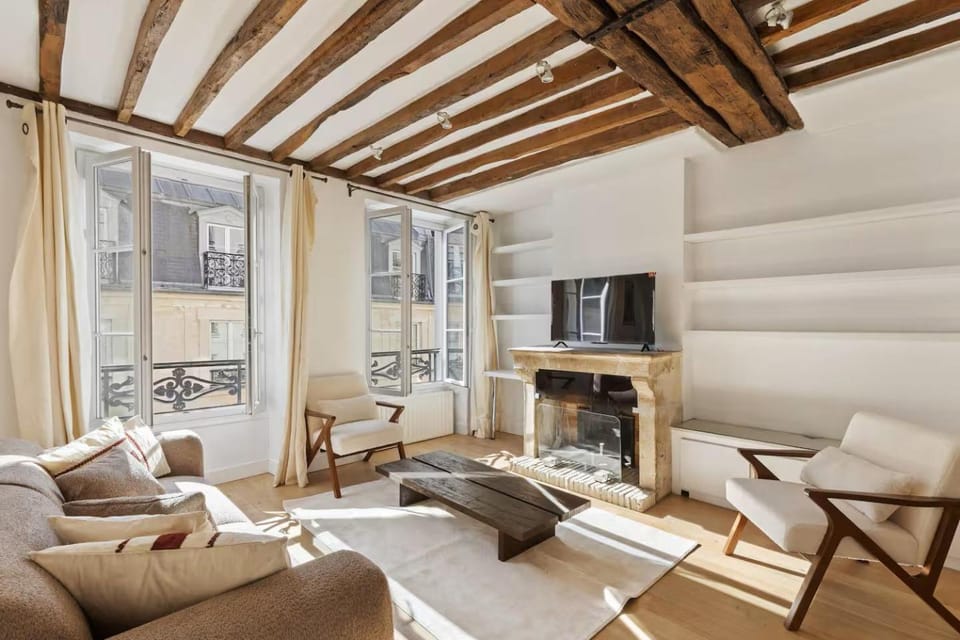 Charme authentique - carré des antiquaires Apartment in Paris