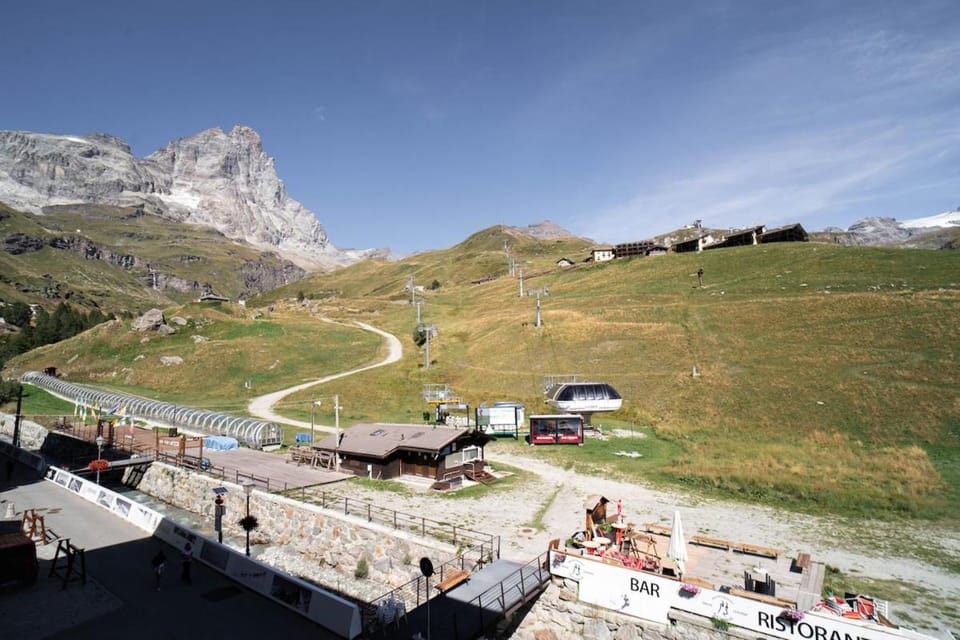 Nearby landmark, Day, Neighbourhood, Natural landscape, Mountain view, group of guests