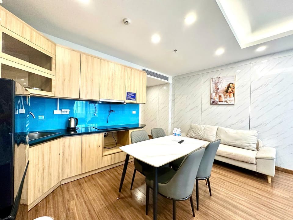 Kitchen or kitchenette, Seating area, Dining area