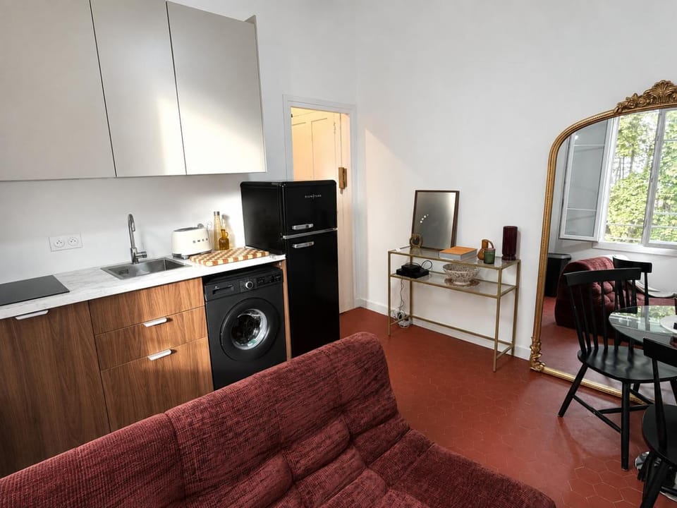 Communal lounge/ TV room, TV and multimedia, Kitchen or kitchenette, Living room, Seating area, Dining area, stove
