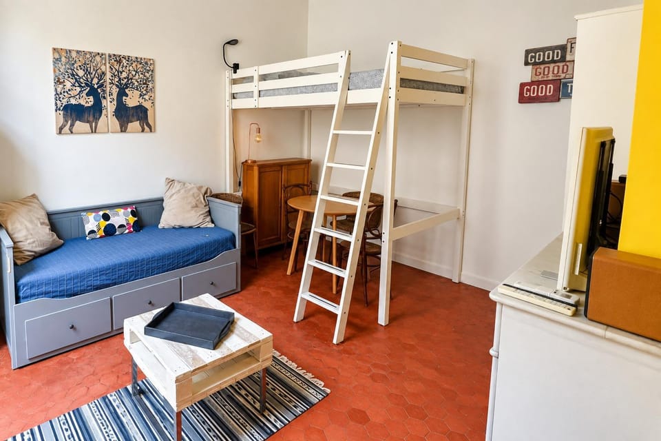 Bed, Living room, Photo of the whole room, Seating area, Bedroom