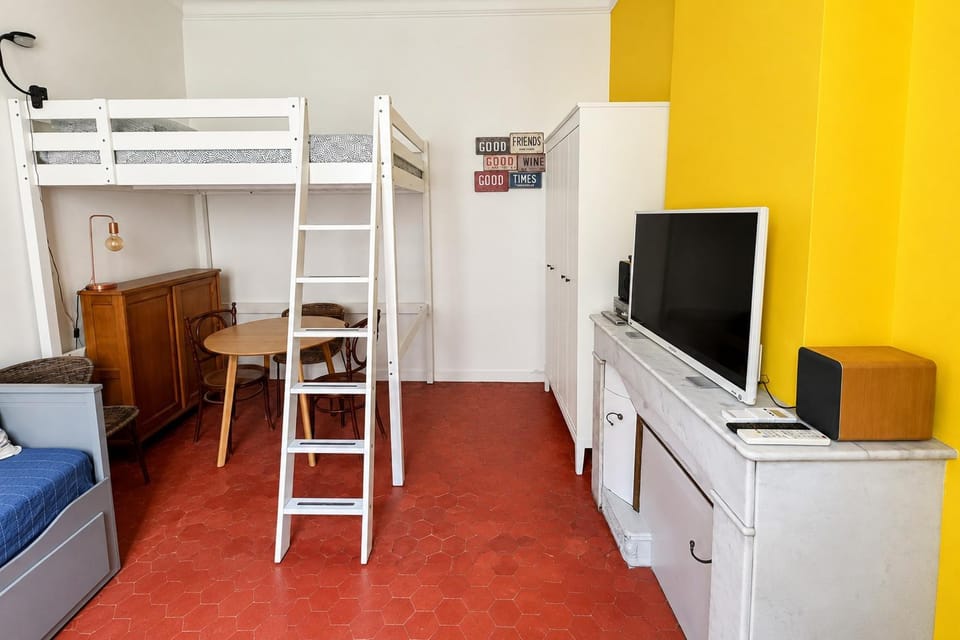 Bed, TV and multimedia, Bedroom