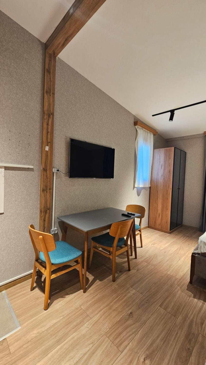 TV and multimedia, Living room, Seating area, Dining area