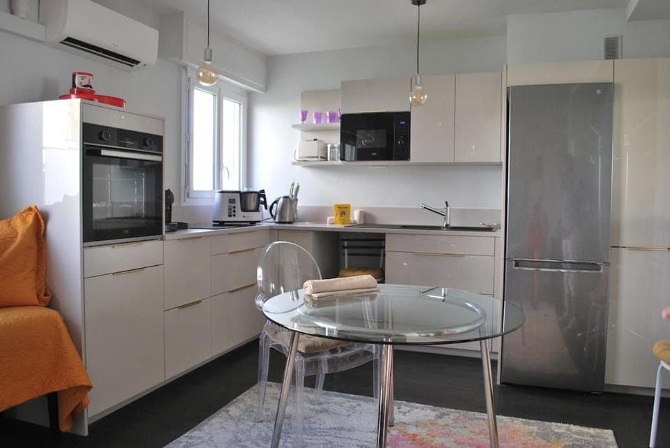 Grand studio climatisé 150 m de la mer Apartment in Menton